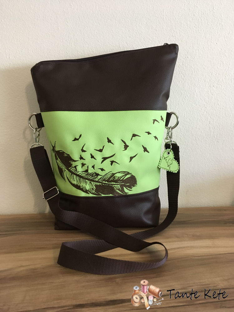 Umhängetasche "FoldOver" mit Stickerei Feder & Schwalben